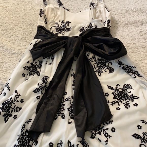 White and black floral dress ✨LAST CHANCE - Picture 4 of 6